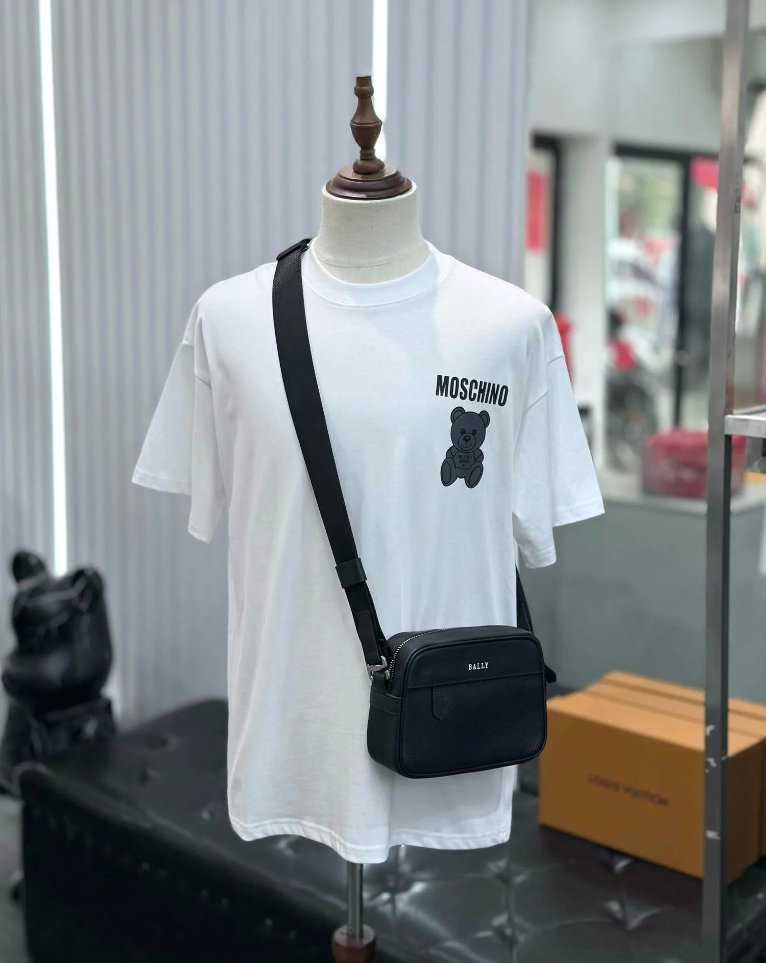 Áo thun trắng đẹp Moschino cổ tròn mã 2 chuẩn xịn, chuẩn dáng nam nữ