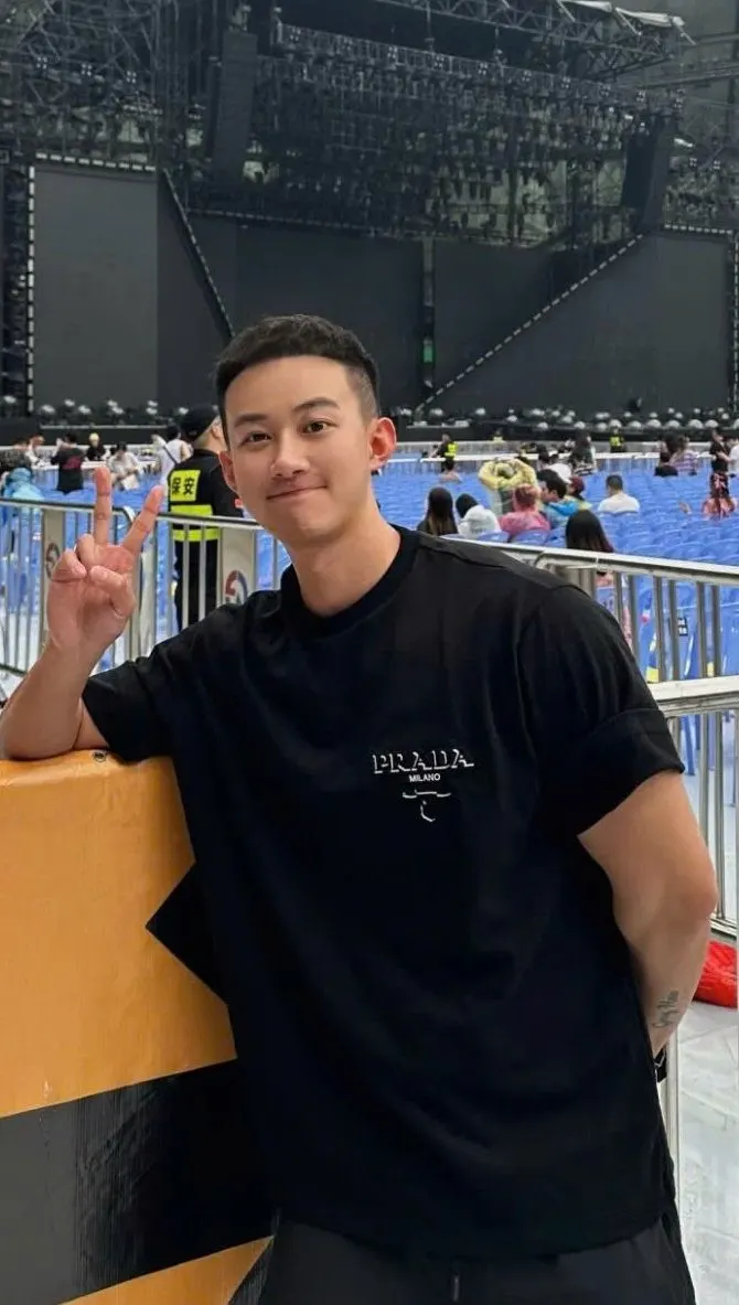 Áo thun nam màu đen Prada mã 1 cổ tròn Like Auth tinh tế phong cách