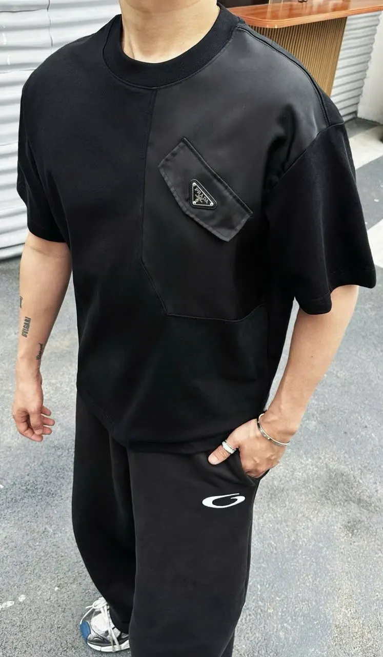 Áo thun đen Prada hàng hiệu cổ tròn mã 3 áo phông nam nữ ấn tượng Áo thun đen Prada hàng hiệu cổ tròn mã 3 áo phông nam nữ ấn tượng