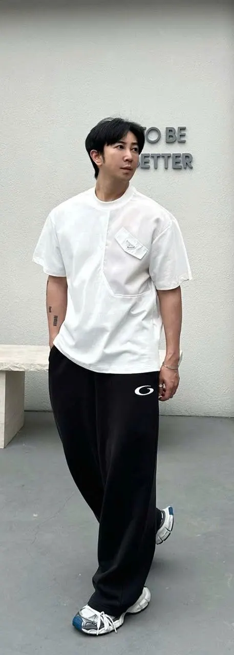 Áo thun trắng cổ tròn Prada mã 3 phông Like Authentic nam nữ nhã nhặn Áo thun trắng cổ tròn Prada mã 3 phông Like Authentic nam nữ nhã nhặn