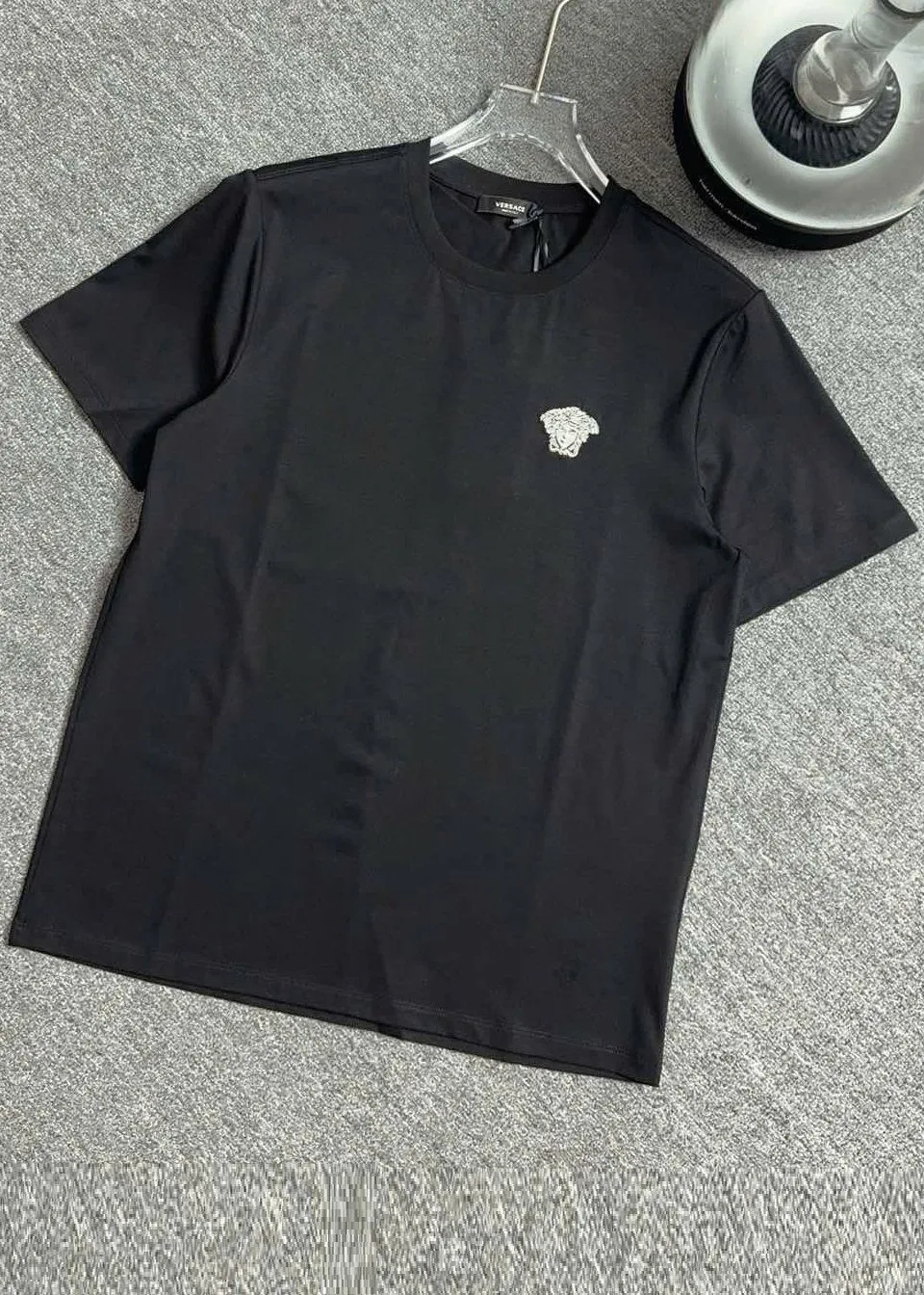 Áo phông Versace nam đen mã 2 cổ tròn phong cách riêng thanh lịch Áo phông Versace nam đen mã 2 cổ tròn phong cách riêng thanh lịch