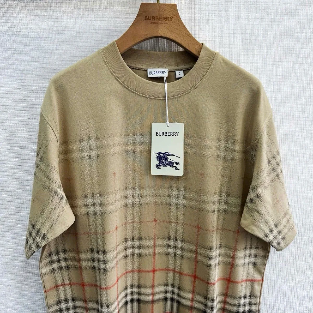 Áo thun hiệu Burberry áo phông màu vàng kẻ caro nam mã 1 gọn gàng Áo thun hiệu Burberry áo phông màu vàng kẻ caro nam mã 1 gọn gàng