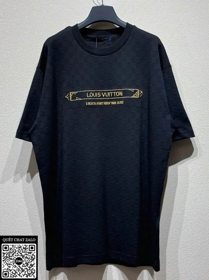 Áo phông nam màu đen Louis Vuitton mã 10c phong cách LV trẻ trung Áo phông nam màu đen Louis Vuitton mã 10c phong cách LV trẻ trung