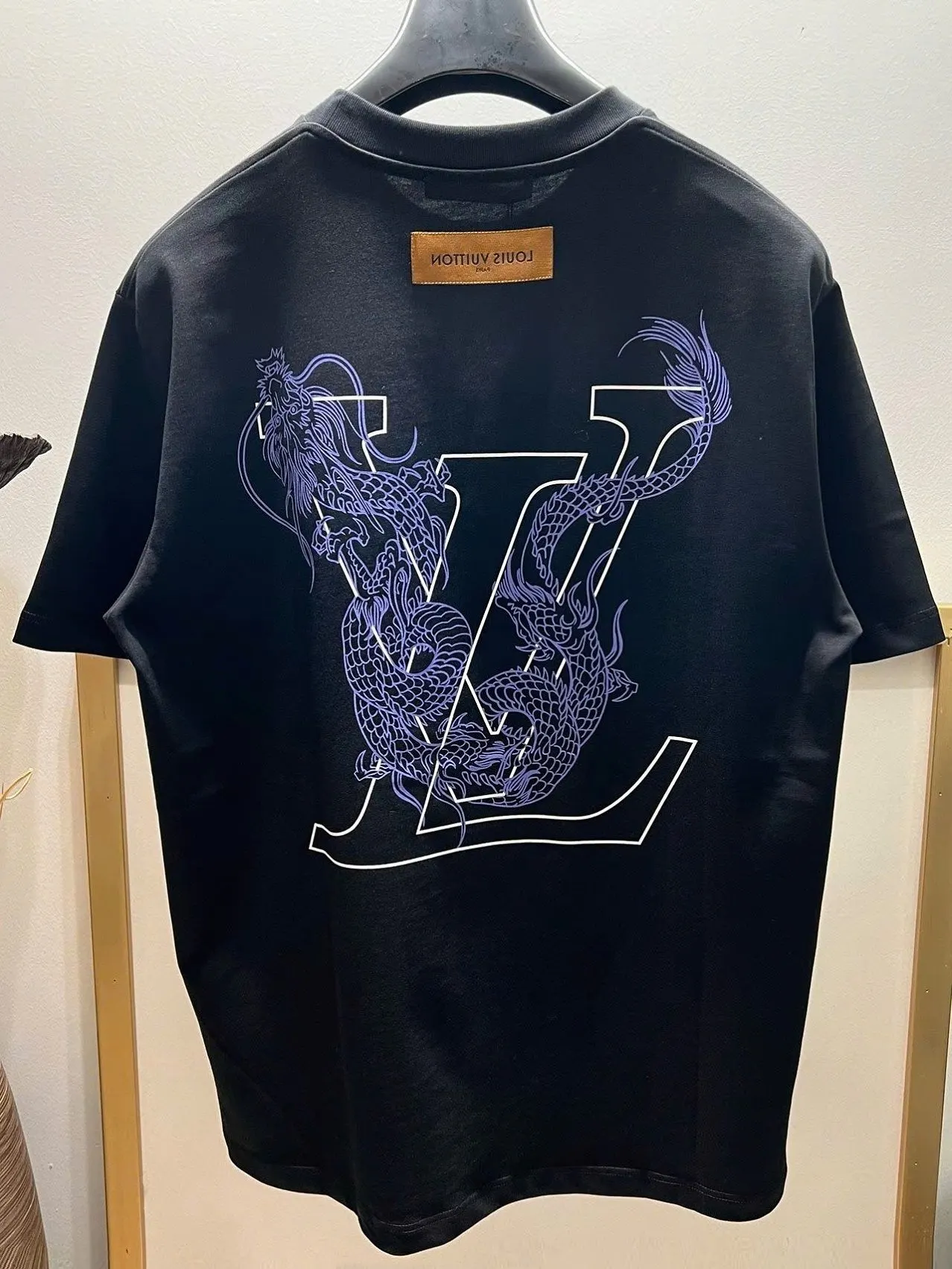 Áo Louis Vuitton đen phông nam mã 6 thiết kế độc đáo cao cấp hiếm Áo Louis Vuitton đen phông nam mã 6 thiết kế độc đáo cao cấp hiếm