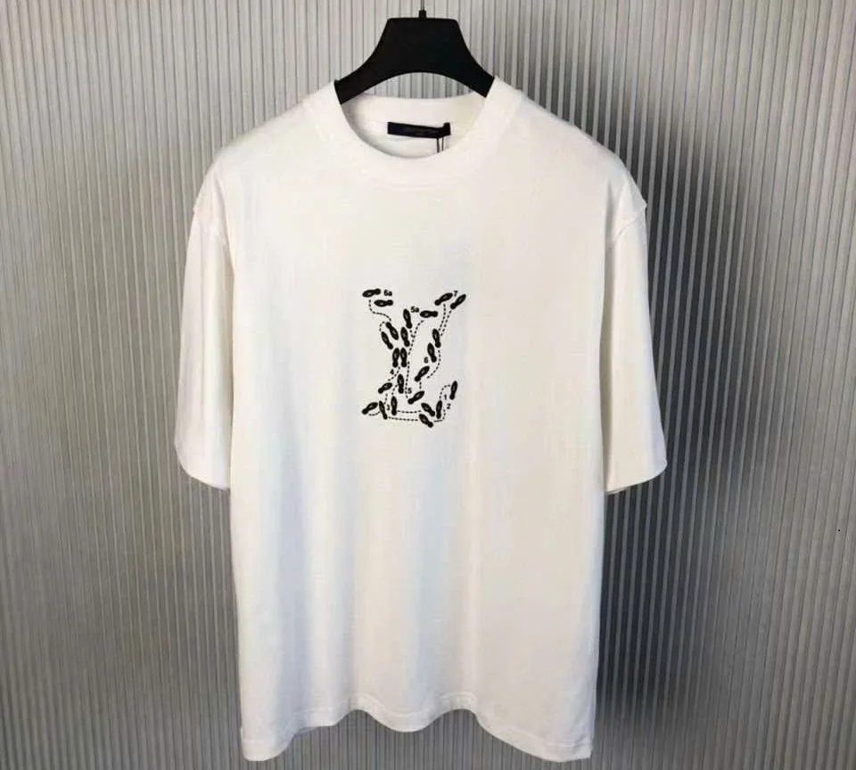 Áo phông áo thun LV nam trắng Louis Vuitton lịch lãm sang trọng mã 10 Áo phông áo thun LV nam trắng Louis Vuitton lịch lãm sang trọng mã 10