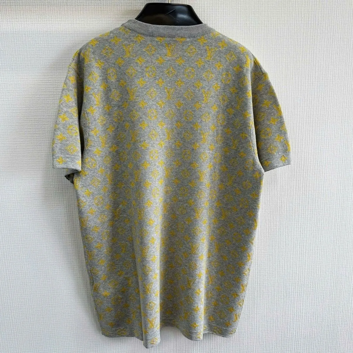 Áo phông nam màu ghi xám Louis Vuitton mã 3 sang trọng ấn tượng