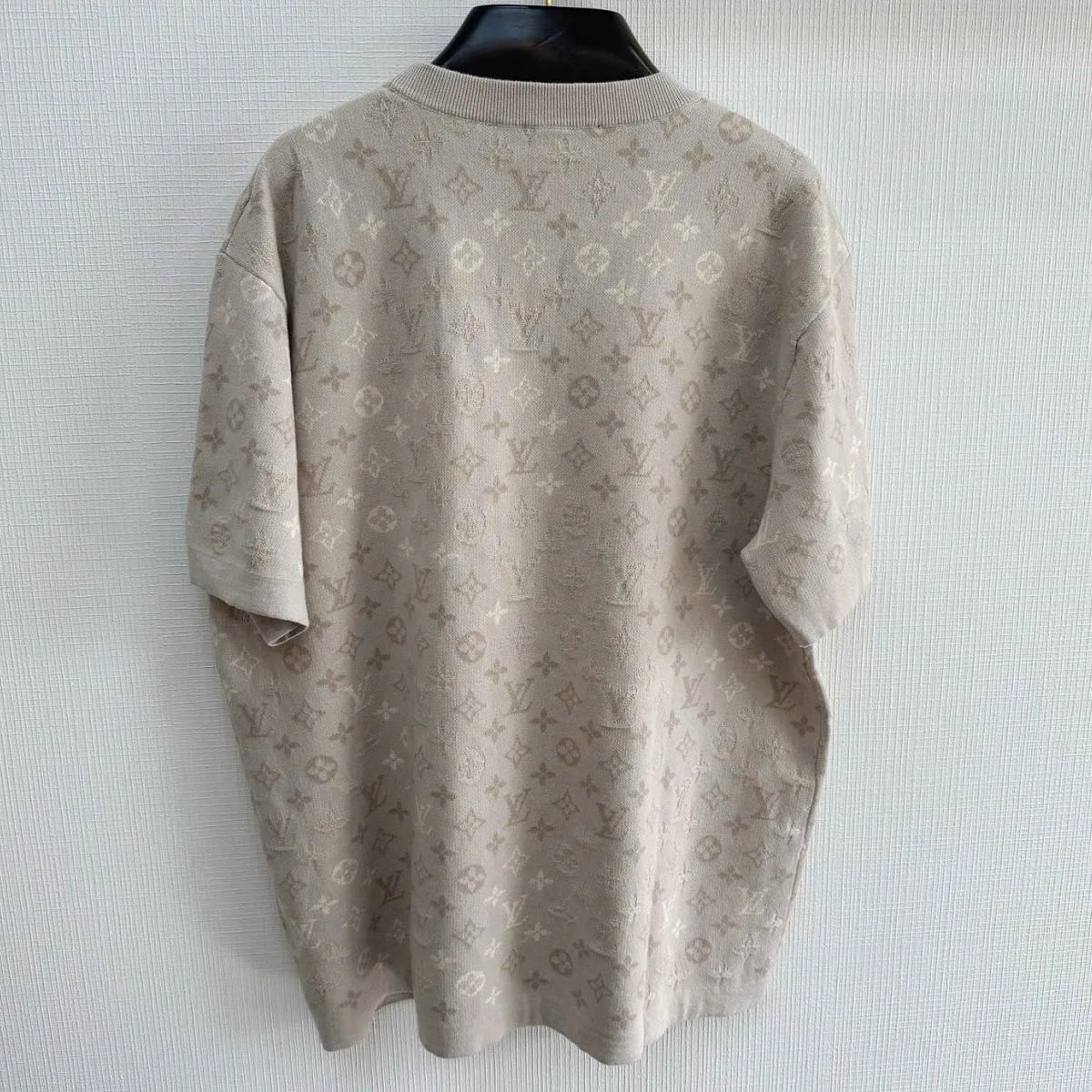 Áo thun LV nam Louis Vuitton ghi xám cá tính mã 4 cao cấp thượng hạng Áo thun LV nam Louis Vuitton ghi xám cá tính mã 4 cao cấp thượng hạng