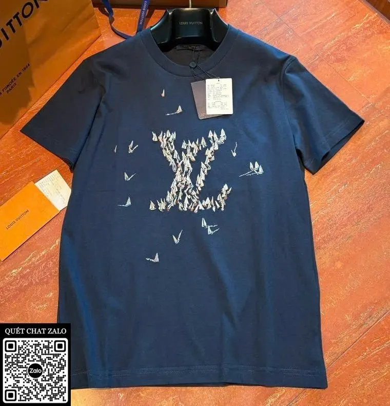 Áo phông nam màu xanh Louis Vuitton mã 11 LV chất không tưởng Áo phông nam màu xanh Louis Vuitton mã 11 LV chất không tưởng