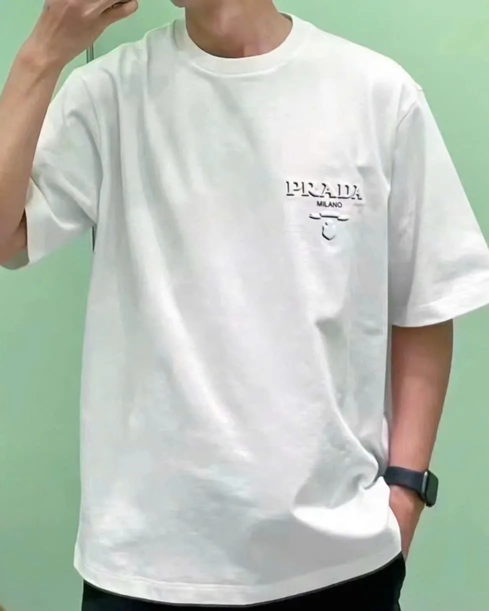 Áo phông Prada màu trắng nam mã 1 cao cấp đẹp tinh tế sang trọng Áo phông Prada màu trắng nam mã 1 cao cấp đẹp tinh tế sang trọng