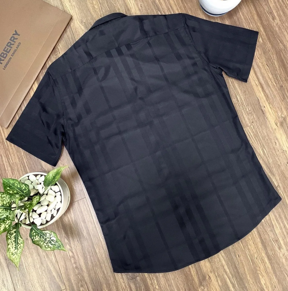 Áo sơ mi Burberry đen kẻ sọc caro tay ngắn nam mã 28l chất lượng cao Áo sơ mi Burberry đen kẻ sọc caro tay ngắn nam mã 28l chất lượng cao