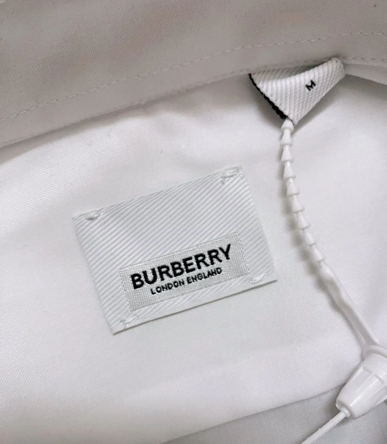 Burberry ao so mi màu trơn tay ngắn nam mã 22a sang trọng tinh tế Burberry ao so mi màu trơn tay ngắn nam mã 22a sang trọng tinh tế