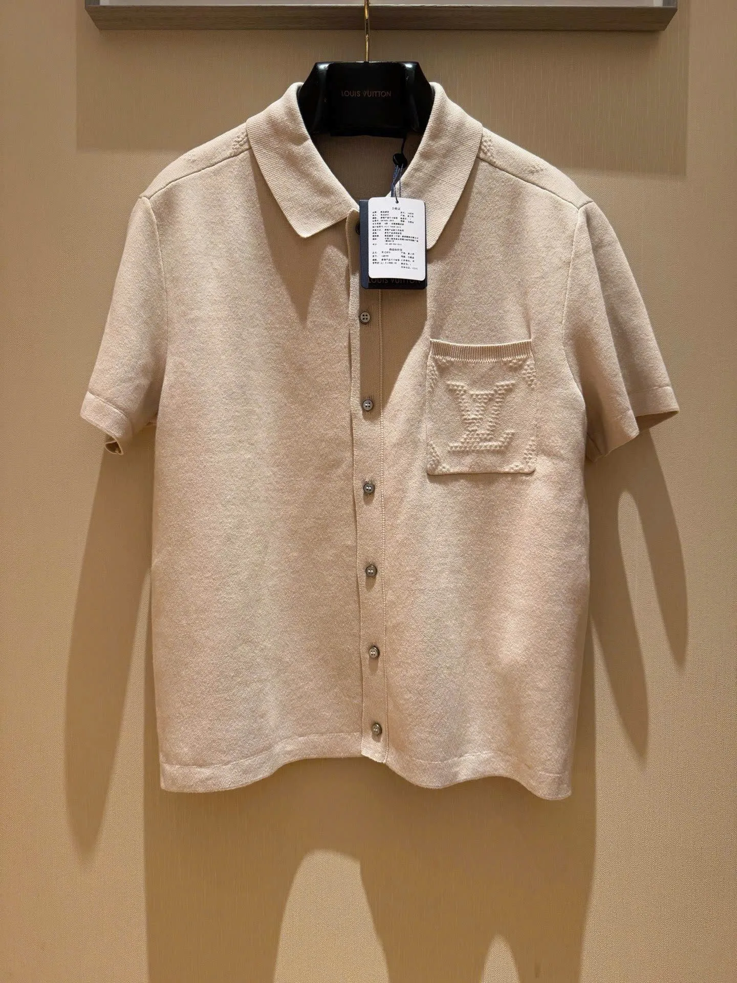 Áo sơ mi nam màu vàng LV tay ngắn mã 1 phong cách cá tính premium Áo sơ mi nam màu vàng LV tay ngắn mã 1 phong cách cá tính premium