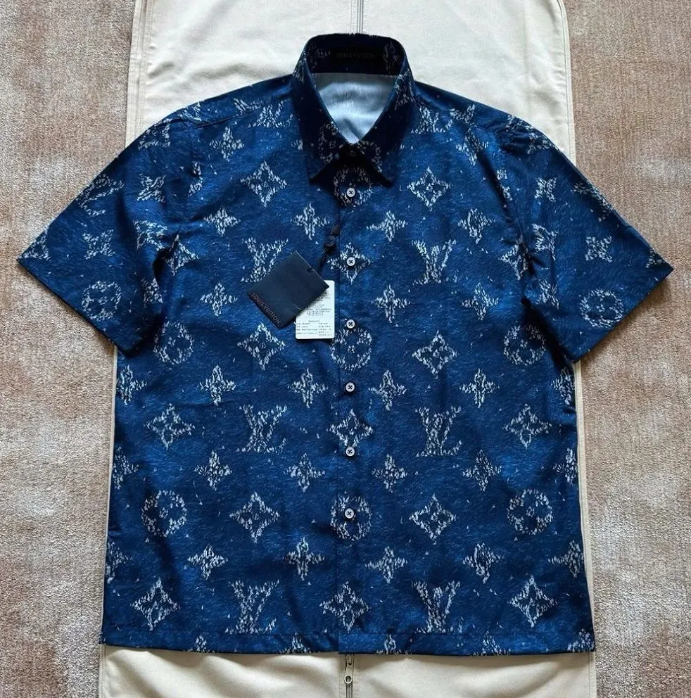 Áo sơ mi nam LV xanh lụa tay ngắn Vip Like Authentic mã 1 quá đỉnh Áo sơ mi nam LV xanh lụa tay ngắn Vip Like Authentic mã 1 quá đỉnh