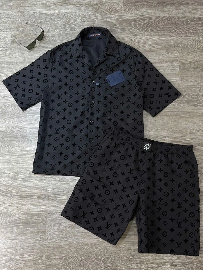 Áo sơ mi LV xanh Louis Vuitton siêu phẩm mã 1 cho nam tuyệt vời Áo sơ mi LV xanh Louis Vuitton siêu phẩm mã 1 cho nam tuyệt vời