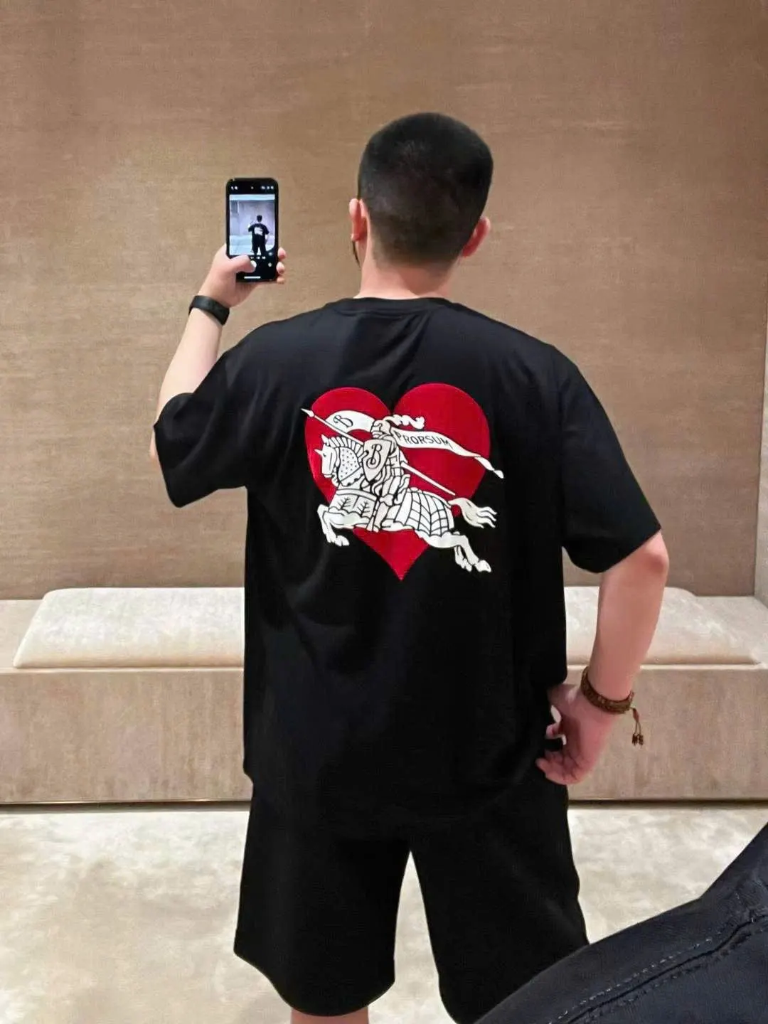 Áo phông Burberry đen mã 1 nam nữ cổ tròn Vip Like Authentic nhã nhặn Áo phông Burberry đen mã 1 nam nữ cổ tròn Vip Like Authentic nhã nhặn