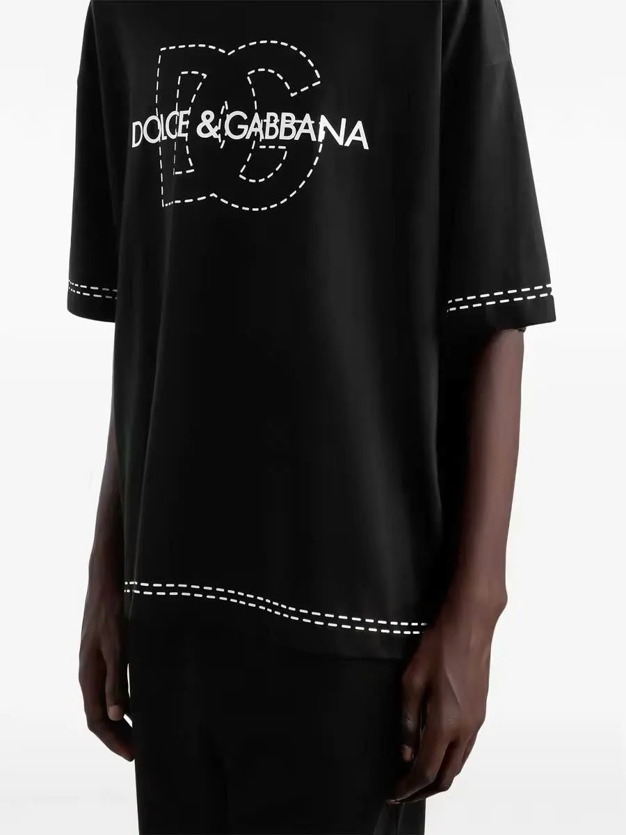 Áo thun đen đẹp Dolce Gabbana mã 10 cổ tròn chuẩn dáng nam nữ đẳng cấp Áo thun đen đẹp Dolce Gabbana mã 10 cổ tròn chuẩn dáng nam nữ đẳng cấp