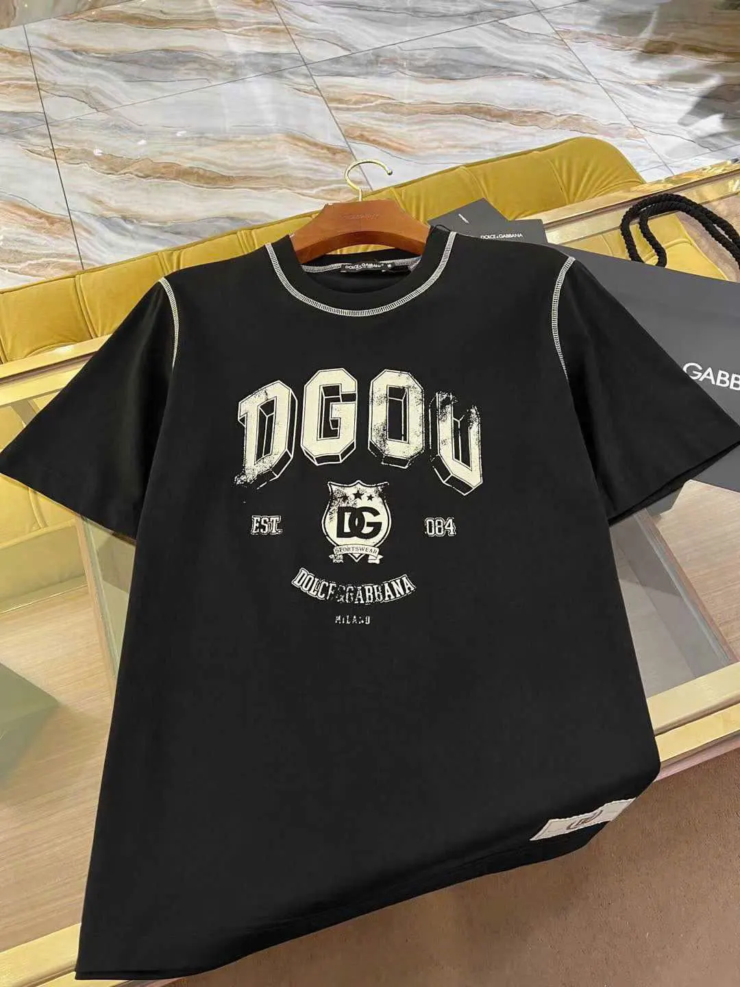 Áo thun đen form rộng Dolce cổ tròn mã 11 - lên ảnh đẹp nam nữ Áo thun đen form rộng Dolce cổ tròn mã 11 - lên ảnh đẹp nam nữ