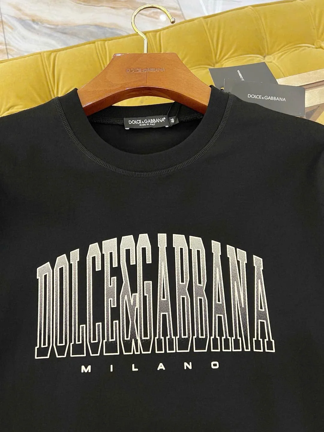Áo phông trơn đen Dolce Gabbana cổ tròn nam nữ limited mã 16 Áo phông trơn đen Dolce Gabbana cổ tròn nam nữ limited mã 16