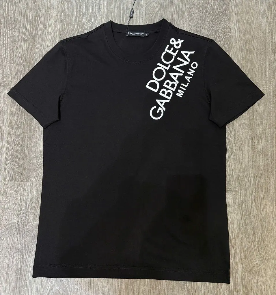Áo thun nam đen có hình mã 4 Dolce Gabbana trẻ trung cao hạng cổ tròn Áo thun nam đen có hình mã 4 Dolce Gabbana trẻ trung cao hạng cổ tròn