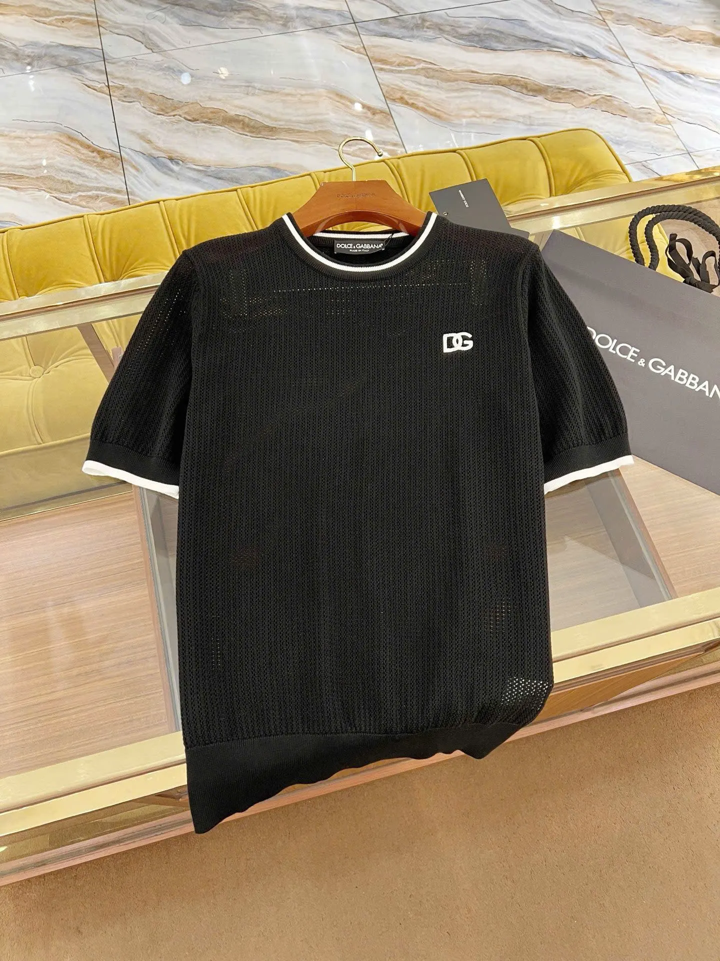 Áo phông Dolce Gabbana phông đen trơn cổ tròn nam nữ mã 7 đẹp cuốn hút Áo phông Dolce Gabbana phông đen trơn cổ tròn nam nữ mã 7 đẹp cuốn hút