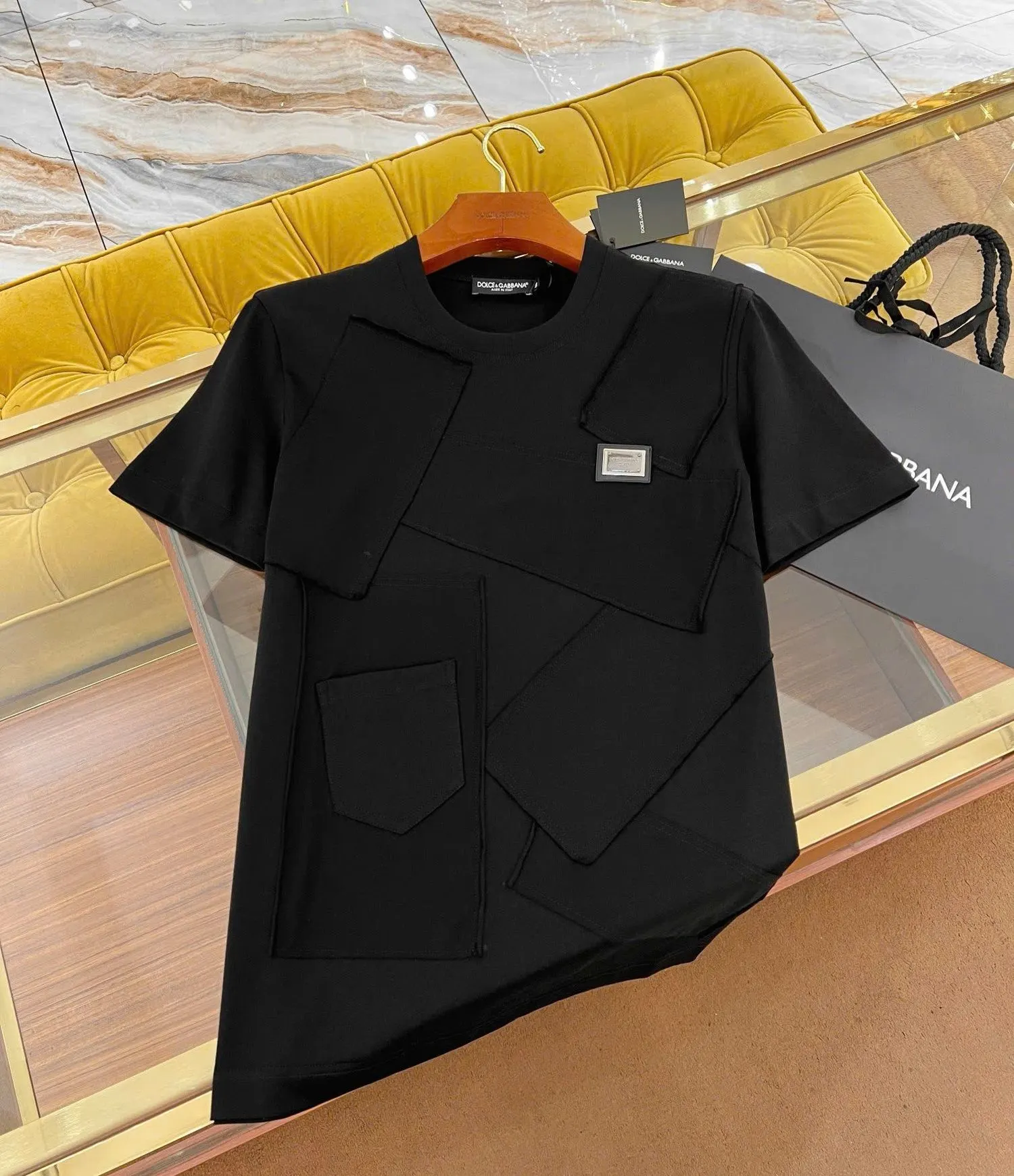 Áo thun đen form rộng DG like chính hãng mã 9 nam nữ cổ tròn Áo thun đen form rộng DG like chính hãng mã 9 nam nữ cổ tròn