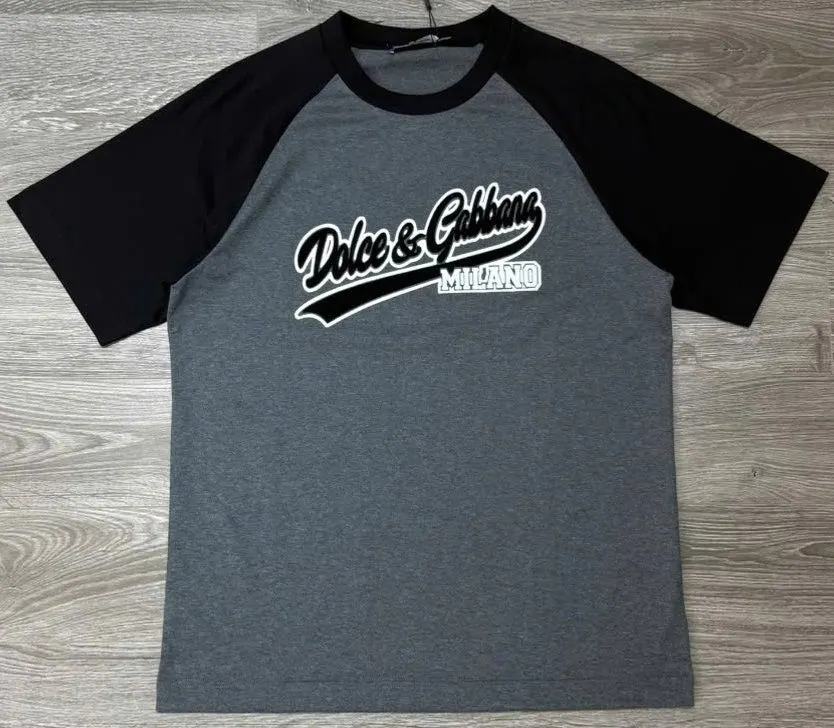 Áo phông Dolce Gabbana màu ghi mã 1 hàng hiệu gọn gàng nam Áo phông Dolce Gabbana màu ghi mã 1 hàng hiệu gọn gàng nam