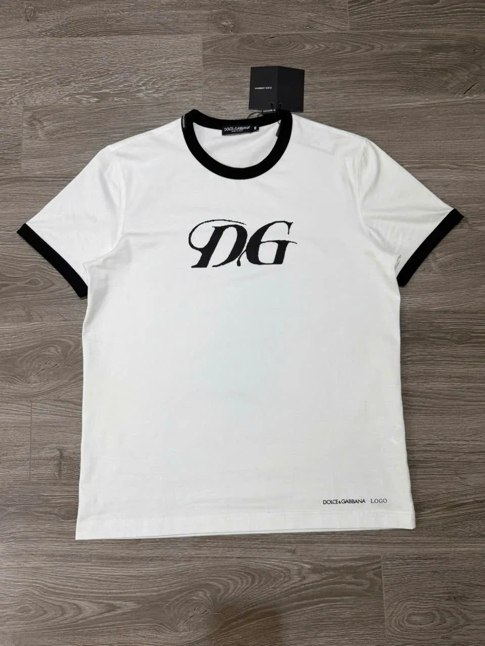 Áo thun trắng trơn form rộng DG sang trọng thu hút nam nữ mã 10 Áo thun trắng trơn form rộng DG sang trọng thu hút nam nữ mã 10