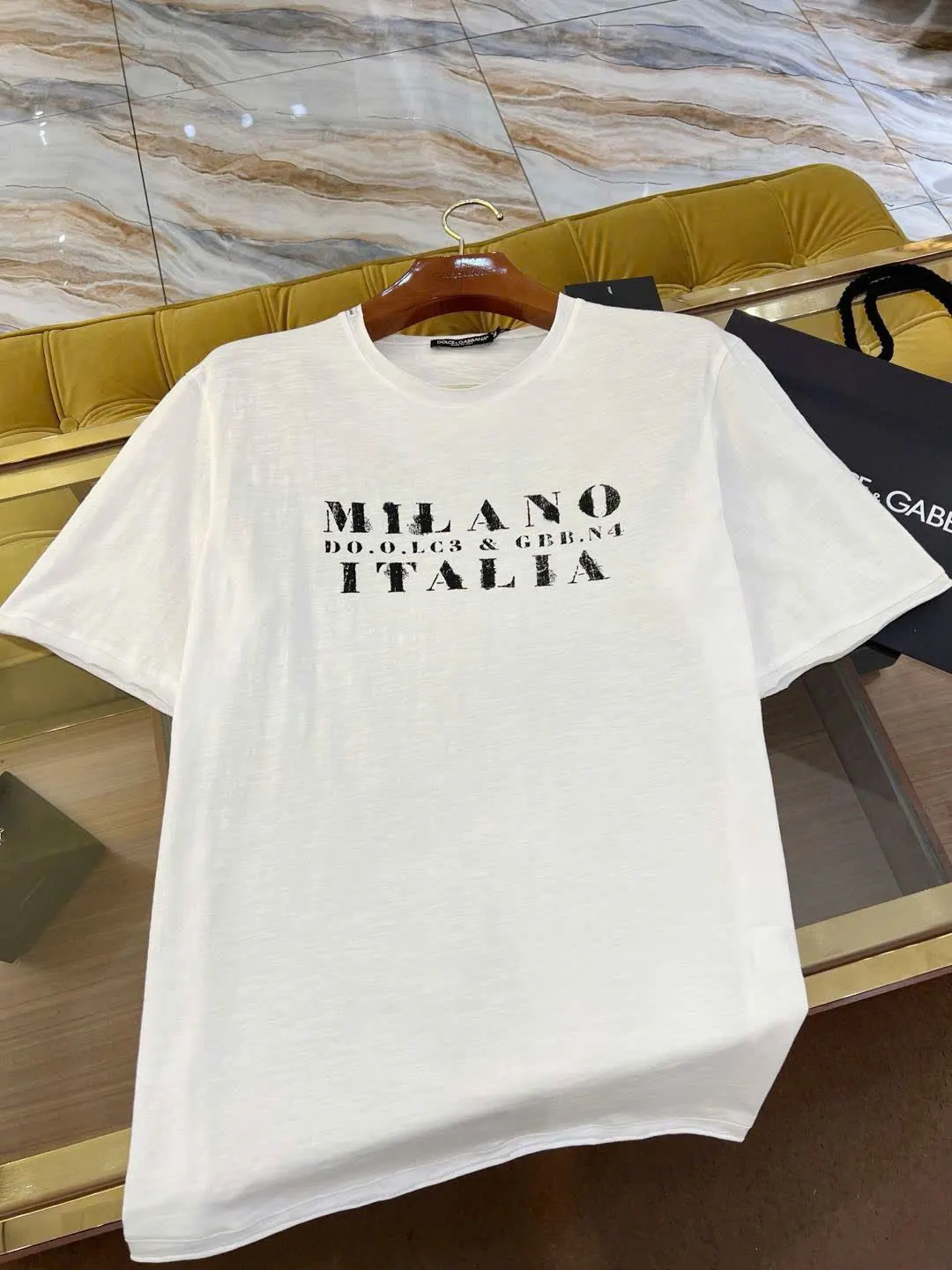 Áo phông trơn màu trắng Dolce cổ tròn áo thun phông nam nữ mã 19 Áo phông trơn màu trắng Dolce cổ tròn áo thun phông nam nữ mã 19