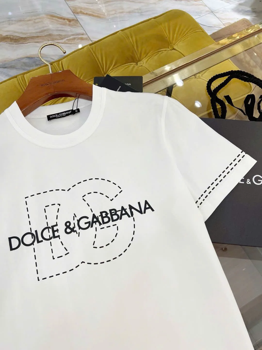 Áo thun Dolce Gabbana nam trắng mã 2 cổ tròn sang chảnh thời thượng mới mẻ Áo thun Dolce Gabbana nam trắng mã 2 cổ tròn sang chảnh thời thượng mới mẻ