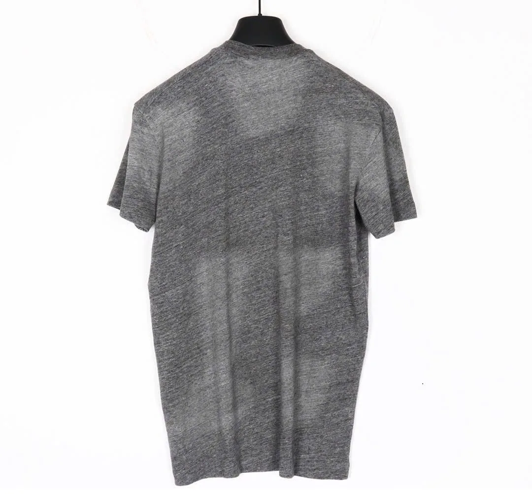 Áo phông nam màu xám sang trọng Dsquared2 mã 1 chuẩn ghi lông chuột Áo phông nam màu xám sang trọng Dsquared2 mã 1 chuẩn ghi lông chuột