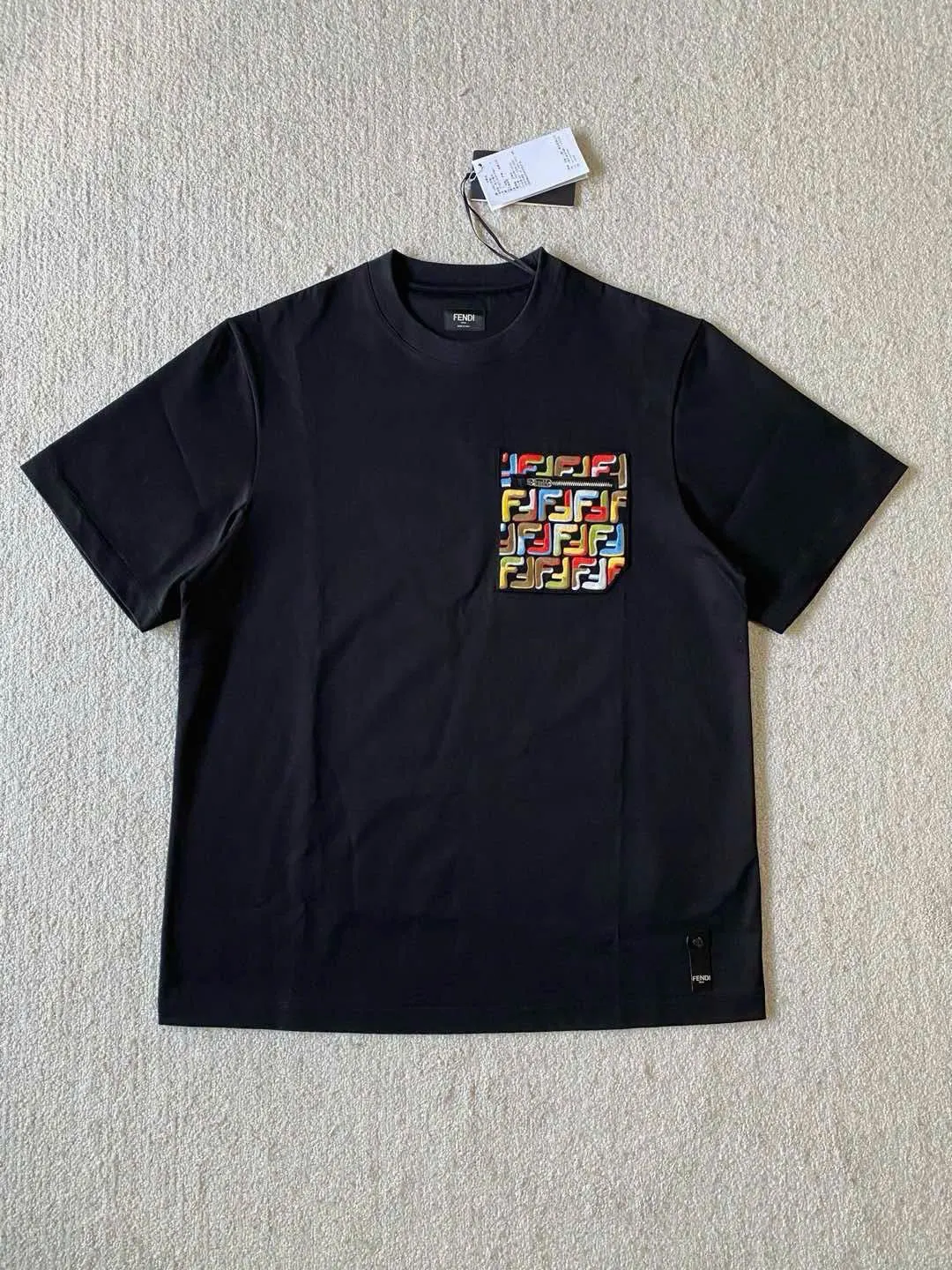 Áo thun nam màu đen Fendi cổ tròn exclusive collection yêu luôn mã 1 Áo thun nam màu đen Fendi cổ tròn exclusive collection yêu luôn mã 1