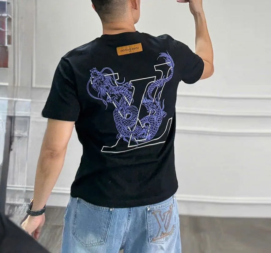 Áo phông Louis Vuitton nam đen cực phẩm cổ tròn mã 6b thích ngay Áo phông Louis Vuitton nam đen cực phẩm cổ tròn mã 6b thích ngay