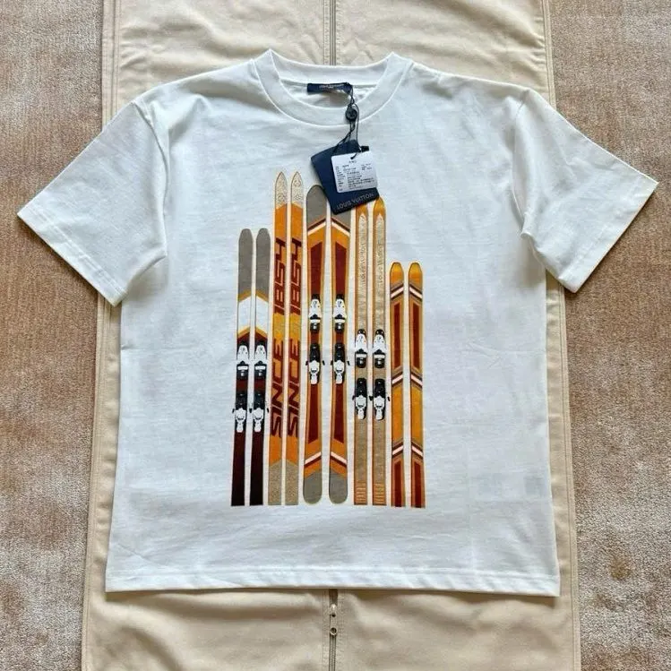 Áo phông LV trắng mã 2b hàng xịn cổ tròn Louis Vuitton phong độ nam nữ Áo phông LV trắng mã 2b hàng xịn cổ tròn Louis Vuitton phong độ nam nữ