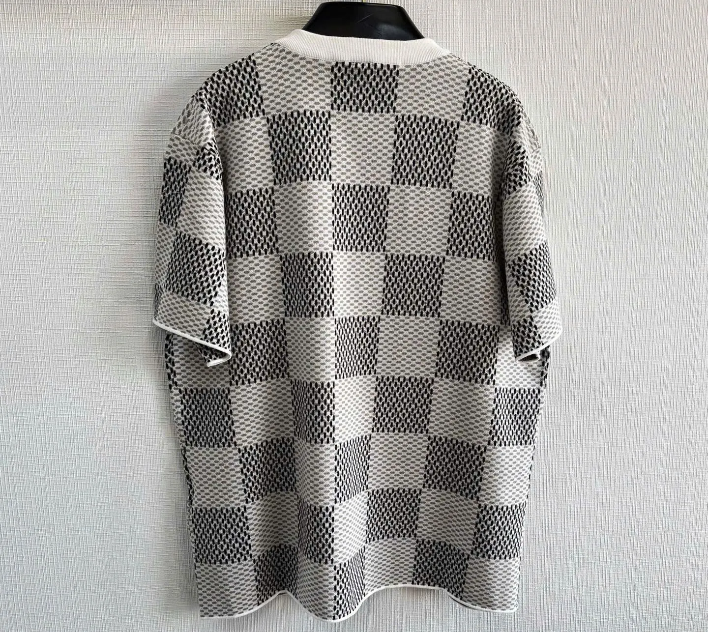 Áo thun Louis Vuitton trắng limited edition mã 3 cổ tròn nam nữ mê mẩn Áo thun Louis Vuitton trắng limited edition mã 3 cổ tròn nam nữ mê mẩn