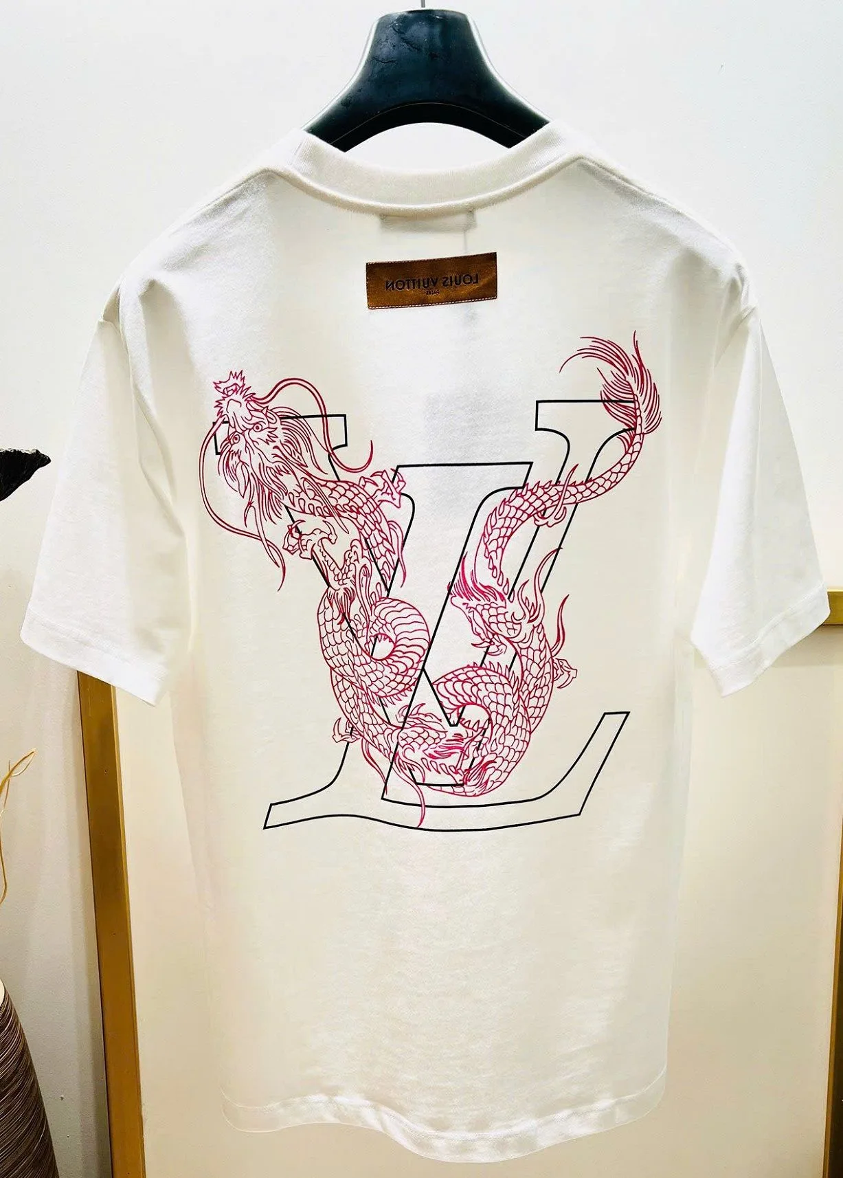 Áo thun LV trắng cổ tròn Louis Vuitton cao cấp mã 9 nam nữ cá tính Áo thun LV trắng cổ tròn Louis Vuitton cao cấp mã 9 nam nữ cá tính