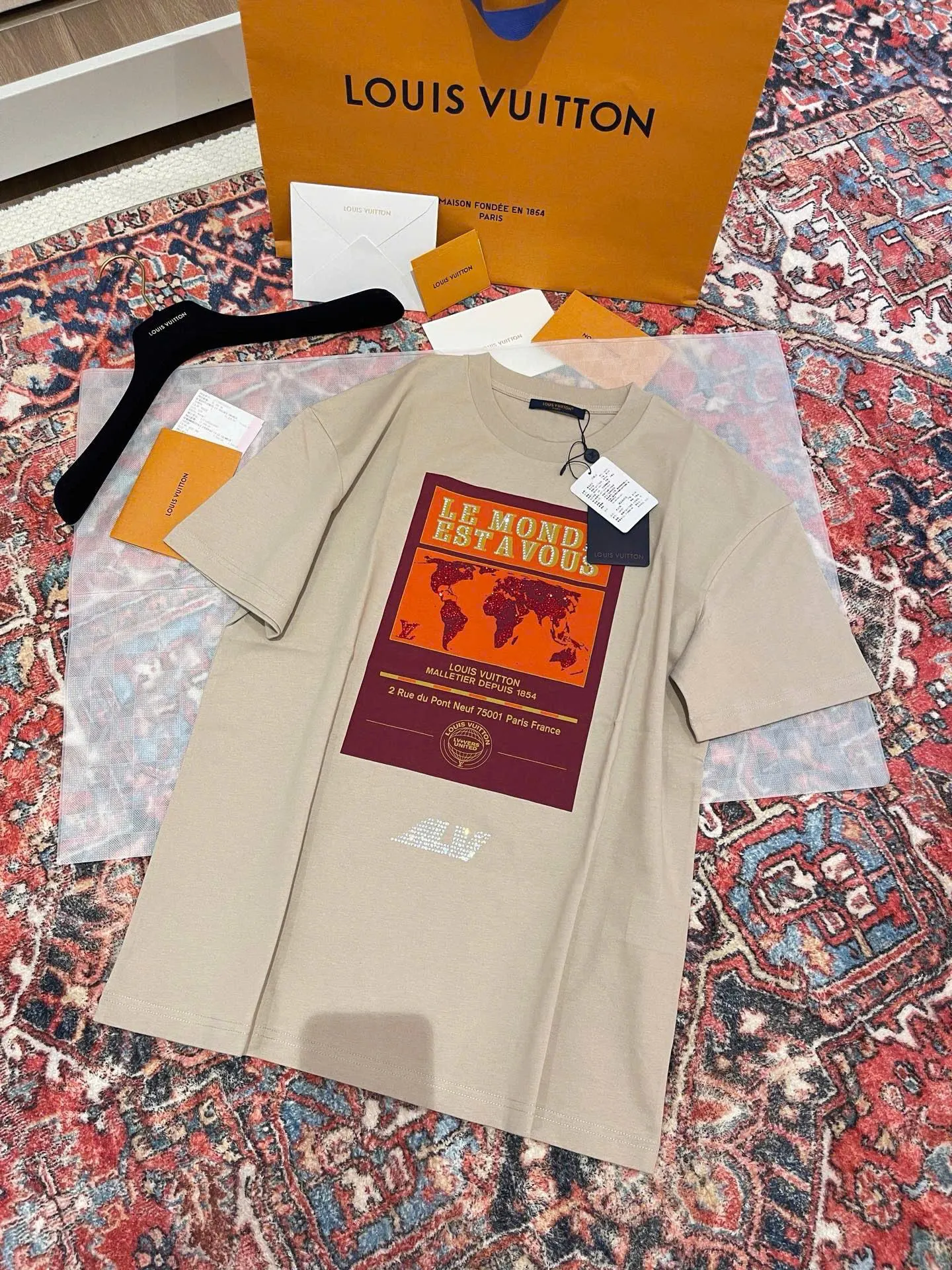 Áo phông màu vàng Louis Vuitton mã 1 cổ tròn nam nữ sang trọng tốt Áo phông màu vàng Louis Vuitton mã 1 cổ tròn nam nữ sang trọng tốt