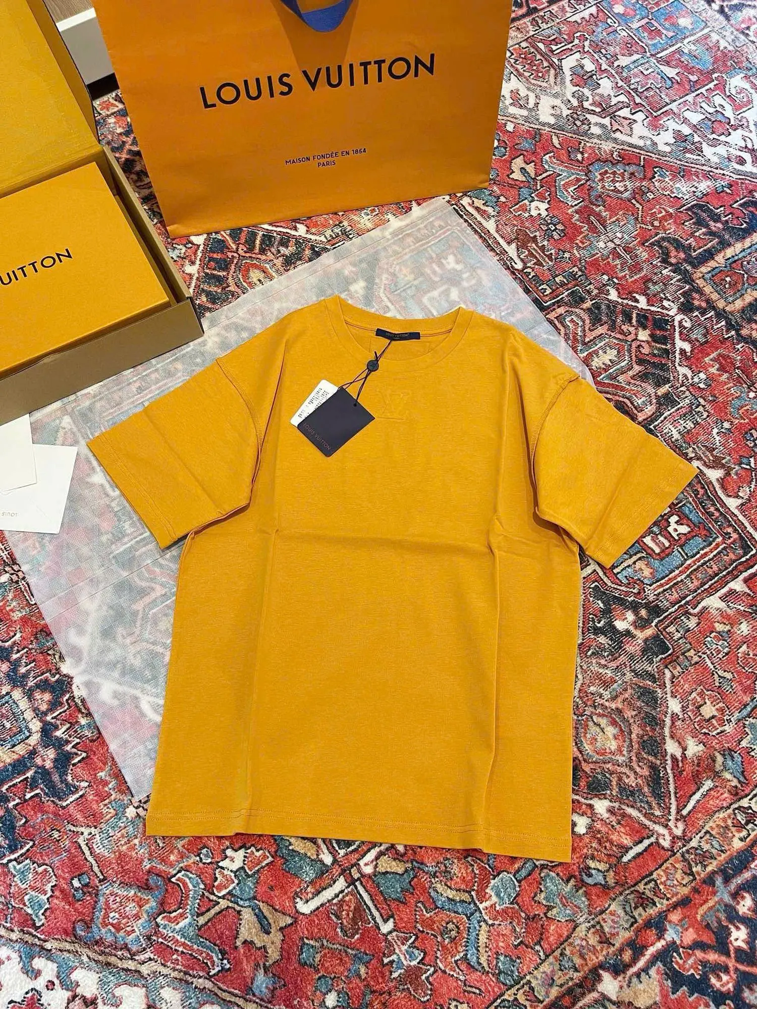 Áo phông nam vàng LV cổ tròn mã 2 - Hàng độc quyền, cực kỳ tốt Áo phông nam vàng LV cổ tròn mã 2 - Hàng độc quyền, cực kỳ tốt