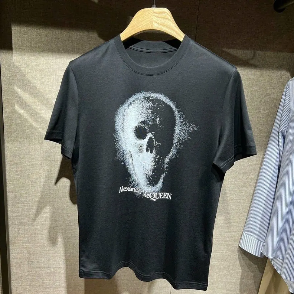 Áo phông nam màu đen McQueen cổ tròn mã 1 đáng tiền phong cách nam nữ Áo phông nam màu đen McQueen cổ tròn mã 1 đáng tiền phong cách nam nữ