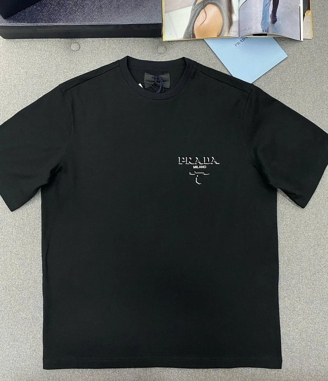 Áo thun nam màu đen Prada mã 1 cổ tròn Like Auth tinh tế phong cách