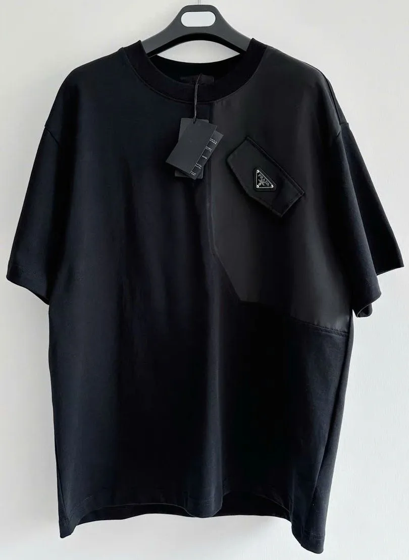 Áo thun đen Prada hàng hiệu cổ tròn mã 3 áo phông nam nữ ấn tượng Áo thun đen Prada hàng hiệu cổ tròn mã 3 áo phông nam nữ ấn tượng