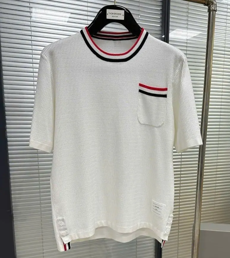 Áo phông Thom Browne trắng mã 1 nam nữ phong cách tinh tế cổ tròn Áo phông Thom Browne trắng mã 1 nam nữ phong cách tinh tế cổ tròn