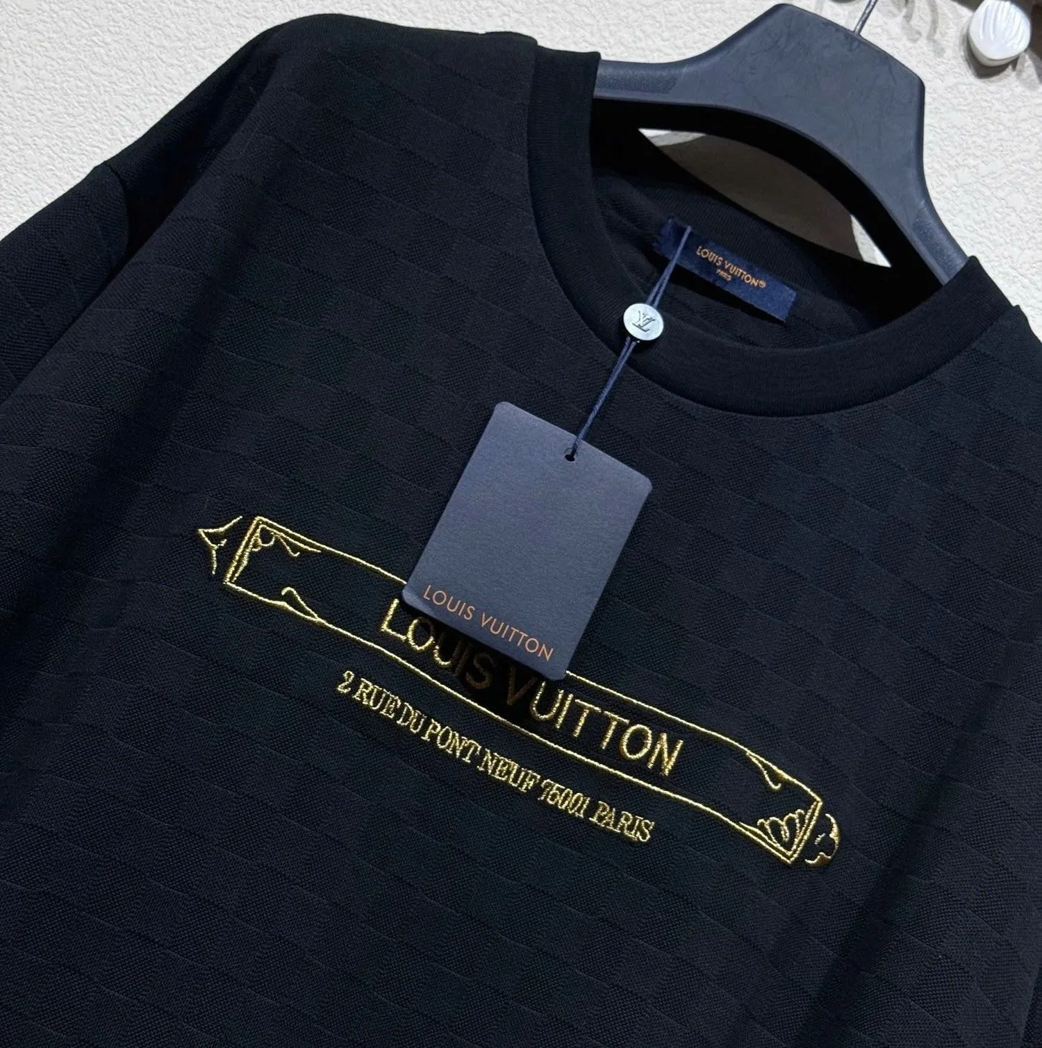 Phong cách premium Louis Vuitton áo thun LV đen mã 10 nam mạnh mẽ Phong cách premium Louis Vuitton áo thun LV đen mã 10 nam mạnh mẽ