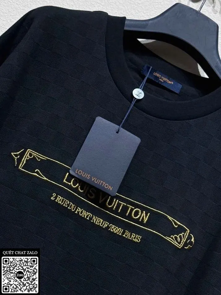 Áo phông nam màu đen Louis Vuitton mã 10c phong cách LV trẻ trung Áo phông nam màu đen Louis Vuitton mã 10c phong cách LV trẻ trung