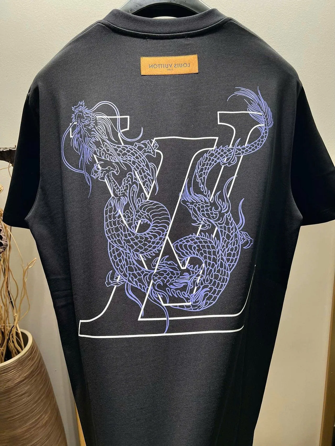 Áo Louis Vuitton đen phông nam mã 6 thiết kế độc đáo cao cấp hiếm Áo Louis Vuitton đen phông nam mã 6 thiết kế độc đáo cao cấp hiếm