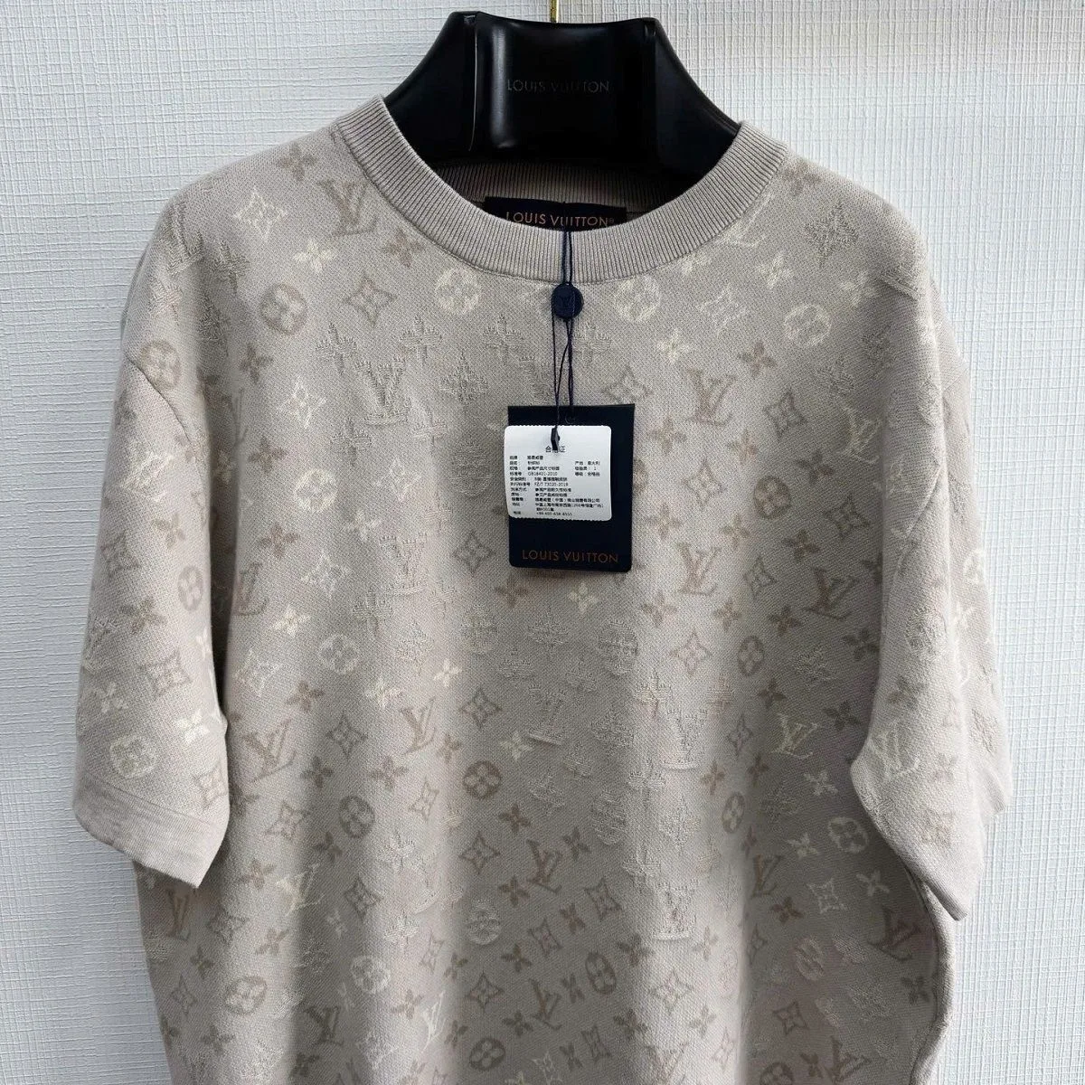 Áo thun LV nam Louis Vuitton ghi xám cá tính mã 4 cao cấp thượng hạng Áo thun LV nam Louis Vuitton ghi xám cá tính mã 4 cao cấp thượng hạng