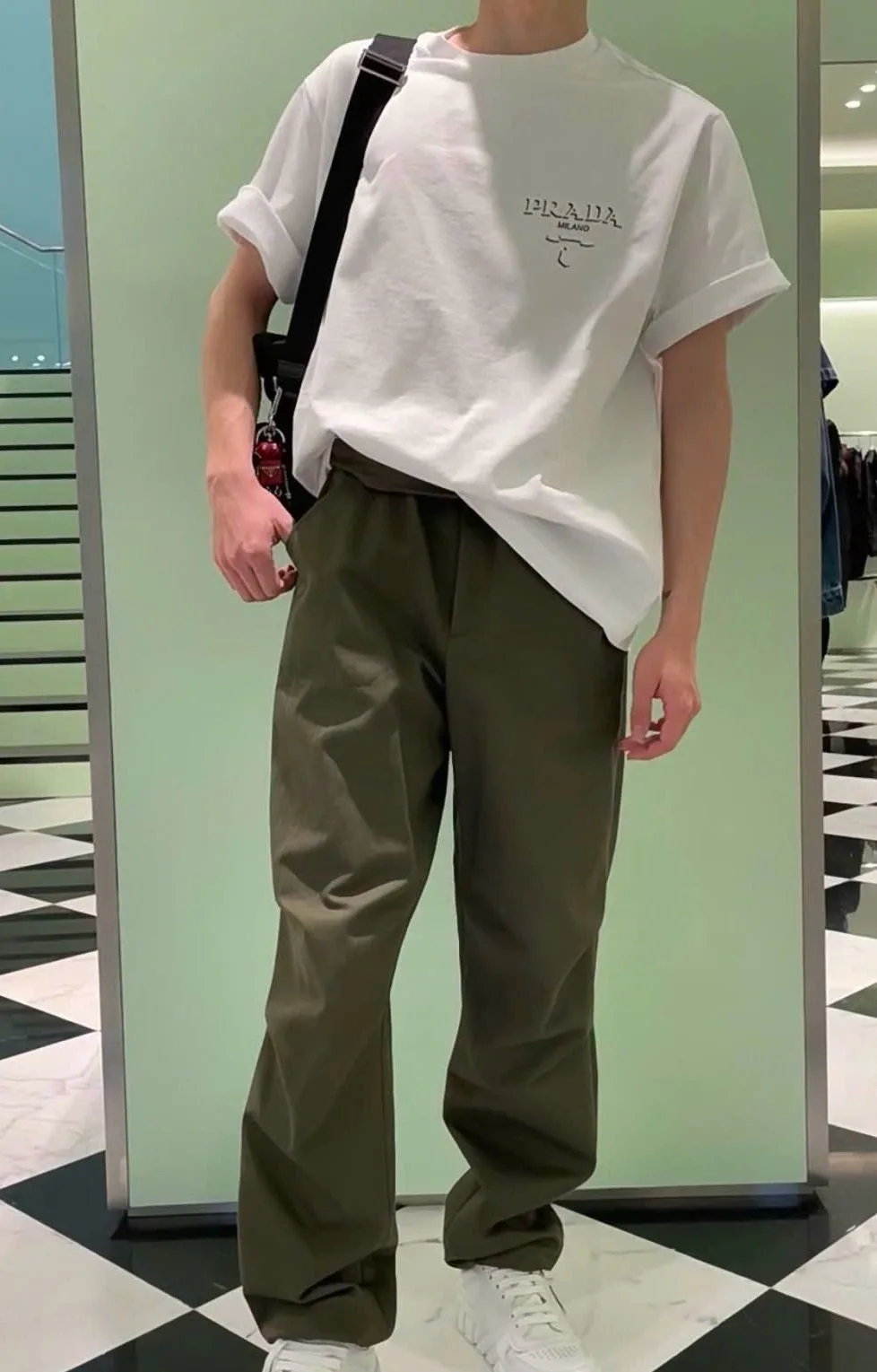 Áo phông Prada màu trắng nam mã 1 cao cấp đẹp tinh tế sang trọng Áo phông Prada màu trắng nam mã 1 cao cấp đẹp tinh tế sang trọng