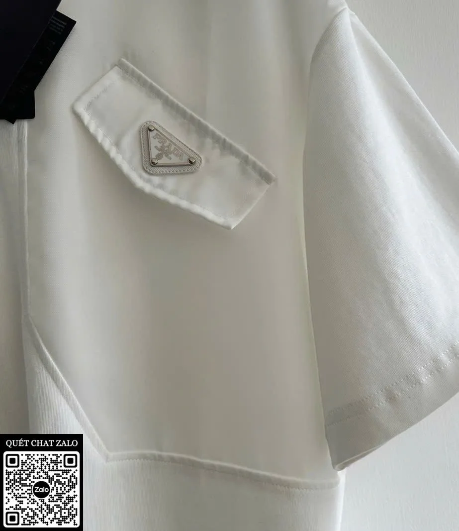 Áo phông nam màu trắng Prada mã 3 cao cấp đánh giá tuyệt vời Áo phông nam màu trắng Prada mã 3 cao cấp đánh giá tuyệt vời