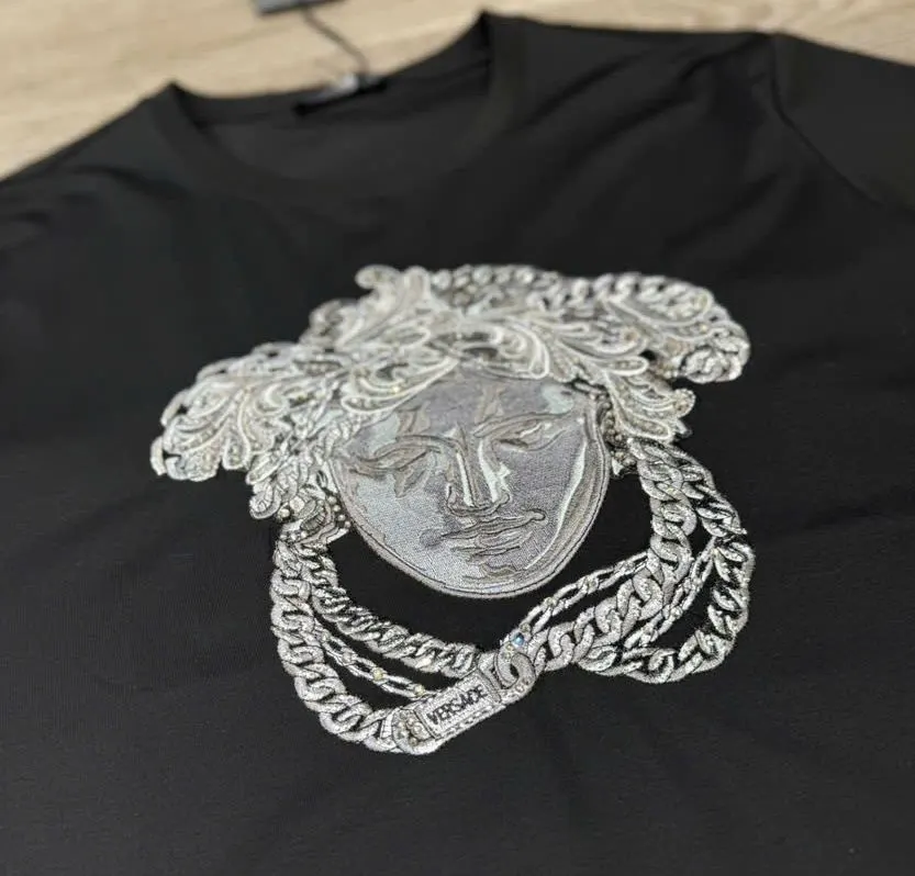 Áo thun Versace đen mã 4 nam phong độ hiếm hàng cao cấp chuẩn Áo thun Versace đen mã 4 nam phong độ hiếm hàng cao cấp chuẩn