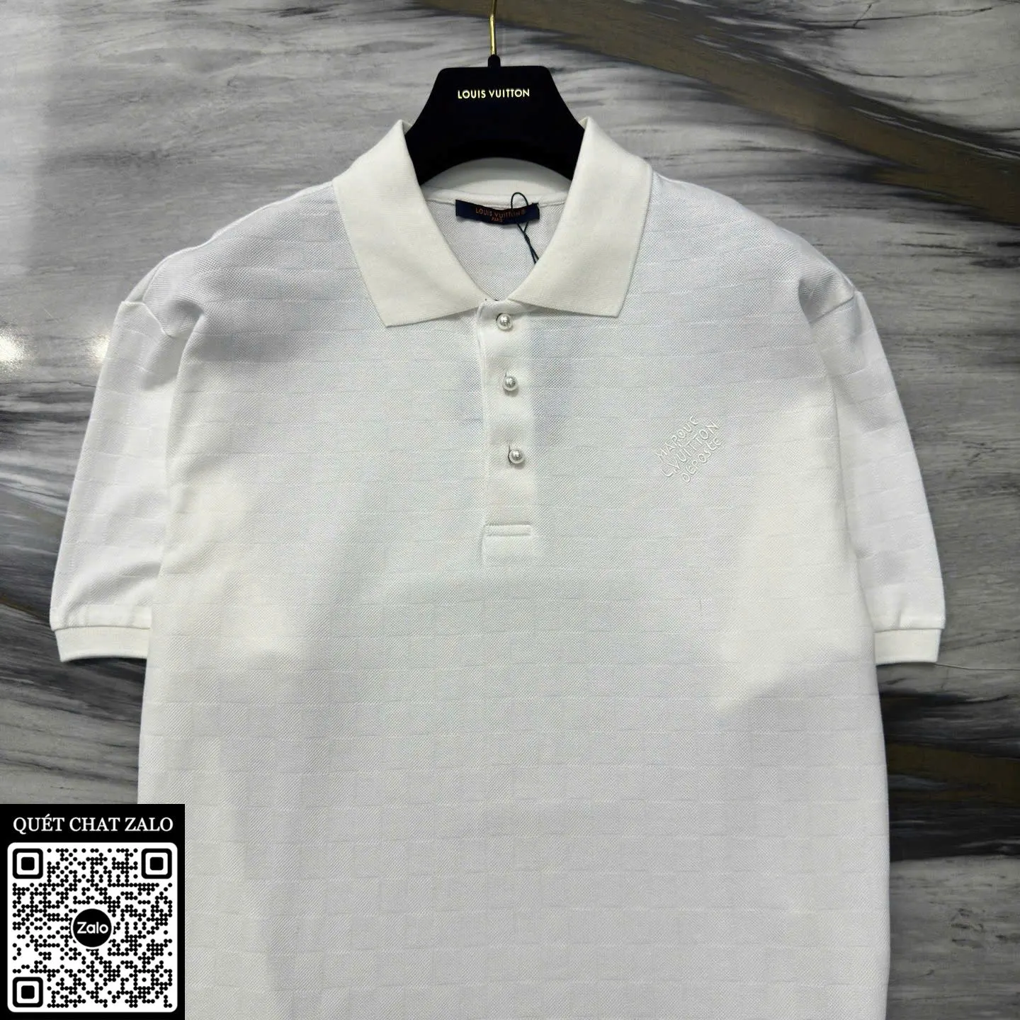 Áo polo nam màu trắng LV mã 1 Louis Vuitton chuẩn chỉnh cao cấp Áo polo nam màu trắng LV mã 1 Louis Vuitton chuẩn chỉnh cao cấp