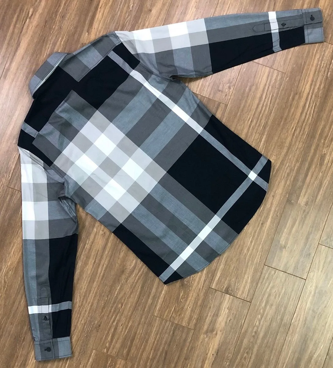 Áo sơ mi nam màu đen Burberry tay dài kẻ sọc caro mã 21 cao cấp Áo sơ mi nam màu đen Burberry tay dài kẻ sọc caro mã 21 cao cấp